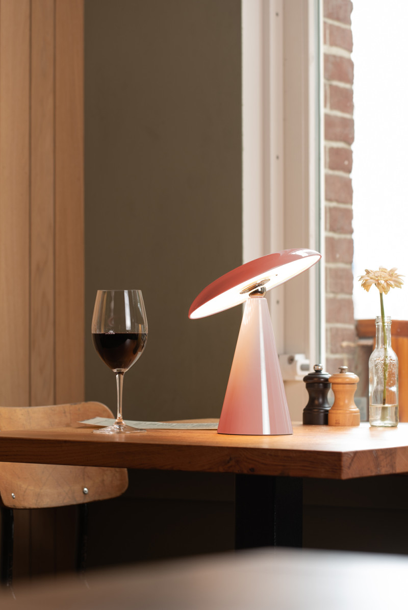 Phoebe LED 26cm Rose portable De Leitmotiv - Phoebe est une lampe de table rechargeable élégante et moderne qui embellira n'importe quelle pièce.