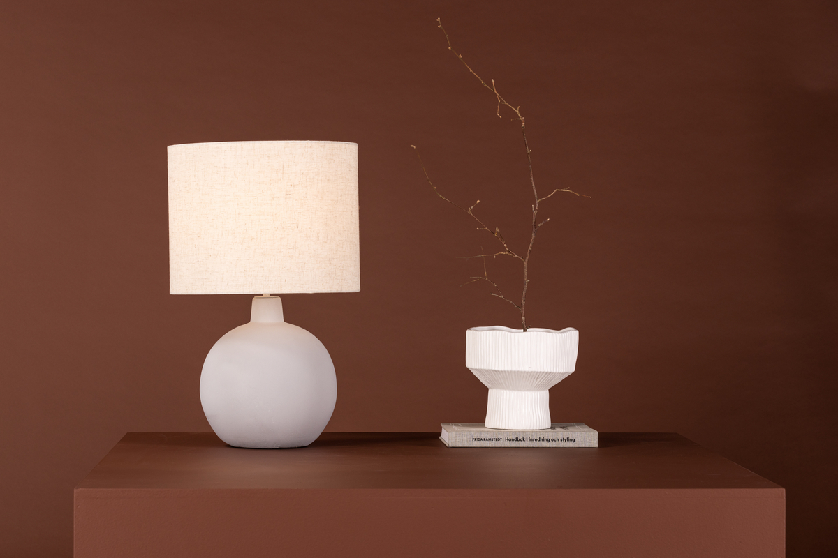 Torcello 50cm Gris lampe de table De Venture Design - Torcello est une lampe de table classique et intemporelle qui s'int&egrave;gre bien dans la plupart des maisons et des styles d'int&eacute;rieur !