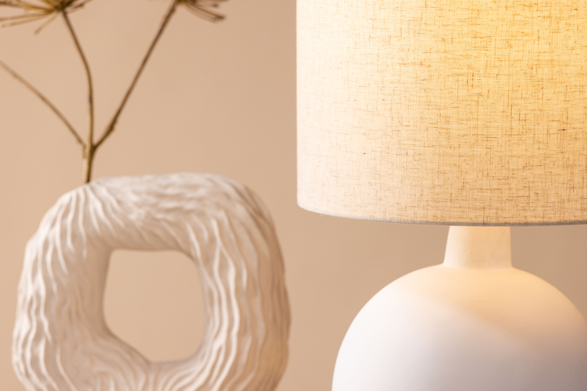 Torcello 50cm Blanc lampe de table De Venture Design - La base de la lampe a une forme arrondie et est en b&eacute;ton blanc, qui s'accorde parfaitement avec l'abat-jour en lin beige.