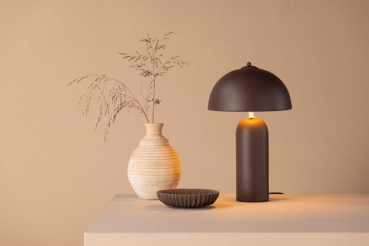 Corello 45cm Brun lampe de table De Venture Design - La base de la lampe et l'abat-jour sont tous deux en pierre, ce qui donne à la pièce une atmosphère rustique.