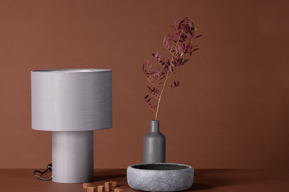 Etenio 33cm Gris lampe de table De Venture Design - Elle diffuse une lumi&egrave;re agr&eacute;able et cr&eacute;e une atmosph&egrave;re harmonieuse et apaisante.