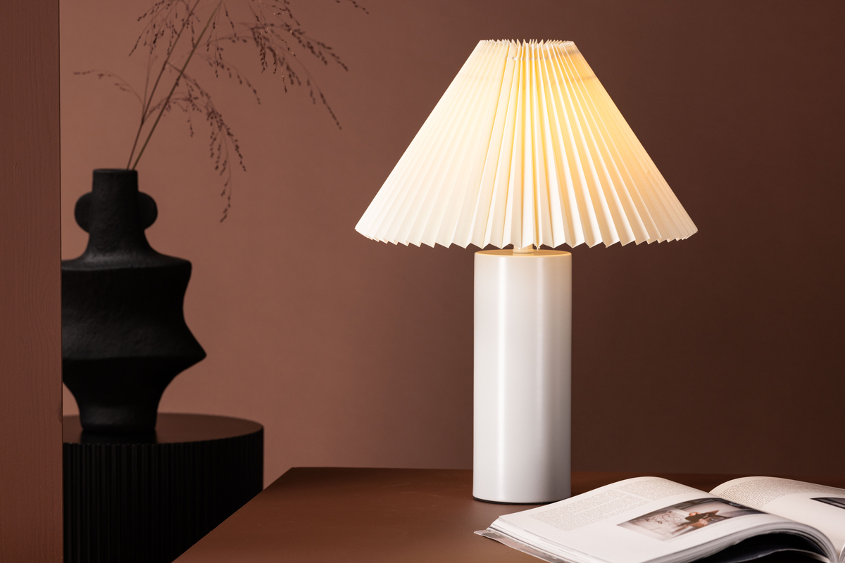 Largin 45cm Gris clair lampe de table De Venture Design - Largin est une lampe &eacute;l&eacute;gante et moderne qui trouvera parfaitement sa place sur une table de chevet ou une table d'appoint.