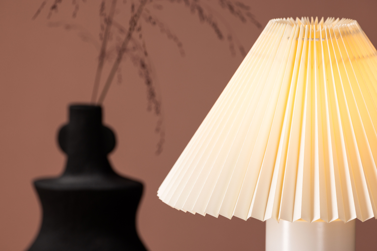 Largin 45cm Gris clair lampe de table De Venture Design - Largin est une lampe &eacute;l&eacute;gante et moderne qui trouvera parfaitement sa place sur une table de chevet ou une table d'appoint.