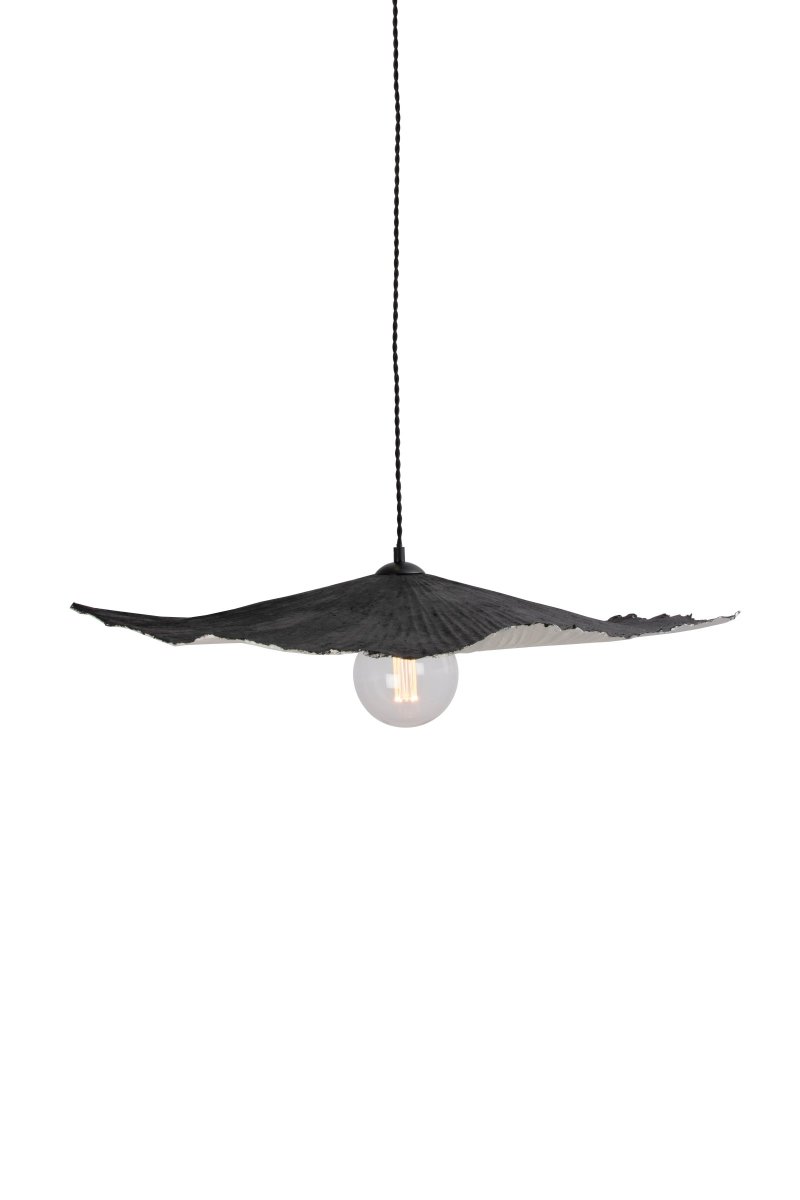 Tropez Ø82 Noir suspension De Globen Lighting - Cette lampe est fabriqu&eacute;e &agrave; la main &agrave; partir de papier, ce qui signifie que sa forme peut varier par rapport aux images de nos produits&nbsp;; chaque lampe est unique.