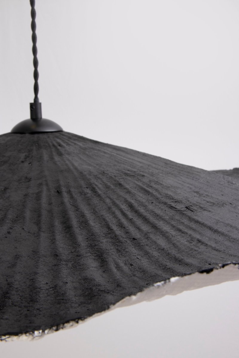 Tropez Ø82 Noir suspension De Globen Lighting - Cette lampe est fabriqu&eacute;e &agrave; la main &agrave; partir de papier, ce qui signifie que sa forme peut varier par rapport aux images de nos produits&nbsp;; chaque lampe est unique.