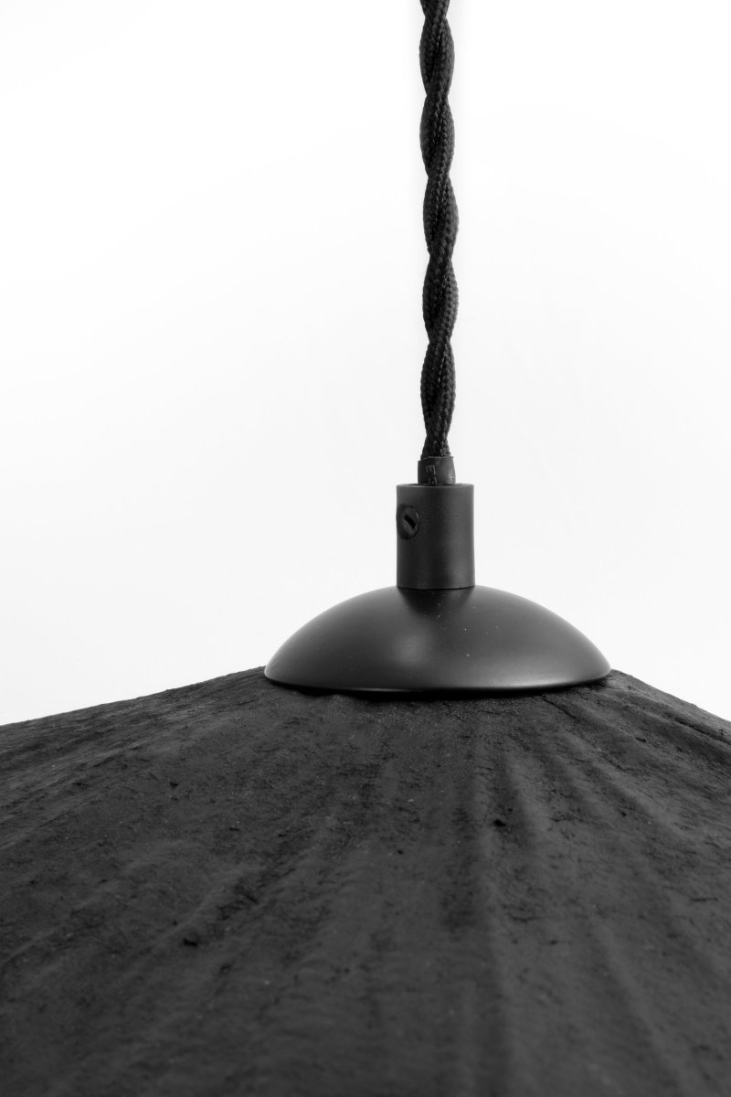 Tropez Ø82 Noir suspension De Globen Lighting - Cette lampe est fabriqu&eacute;e &agrave; la main &agrave; partir de papier, ce qui signifie que sa forme peut varier par rapport aux images de nos produits&nbsp;; chaque lampe est unique.