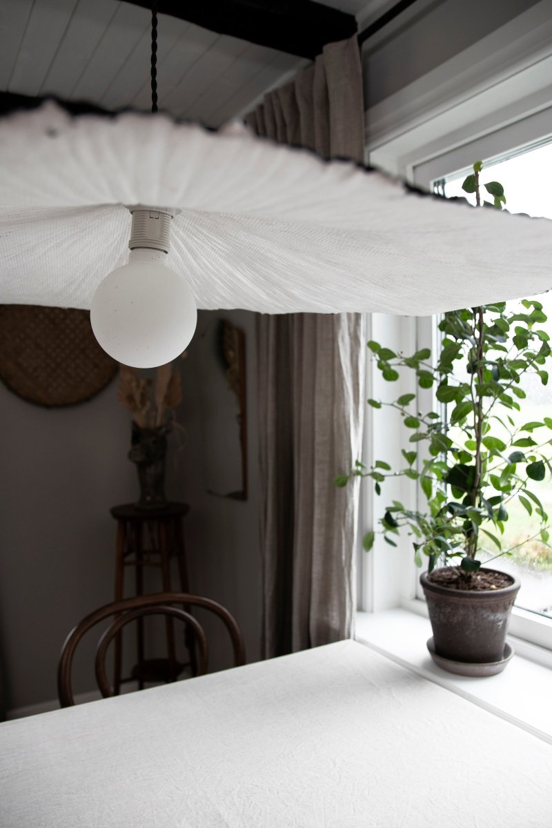 Tropez Ø82 Noir suspension De Globen Lighting - Cette lampe est fabriqu&eacute;e &agrave; la main &agrave; partir de papier, ce qui signifie que sa forme peut varier par rapport aux images de nos produits&nbsp;; chaque lampe est unique.