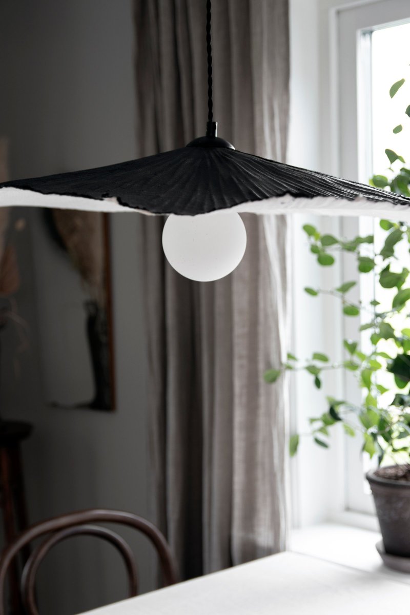 Tropez Ø82 Noir suspension De Globen Lighting - Cette lampe est fabriqu&eacute;e &agrave; la main &agrave; partir de papier, ce qui signifie que sa forme peut varier par rapport aux images de nos produits&nbsp;; chaque lampe est unique.