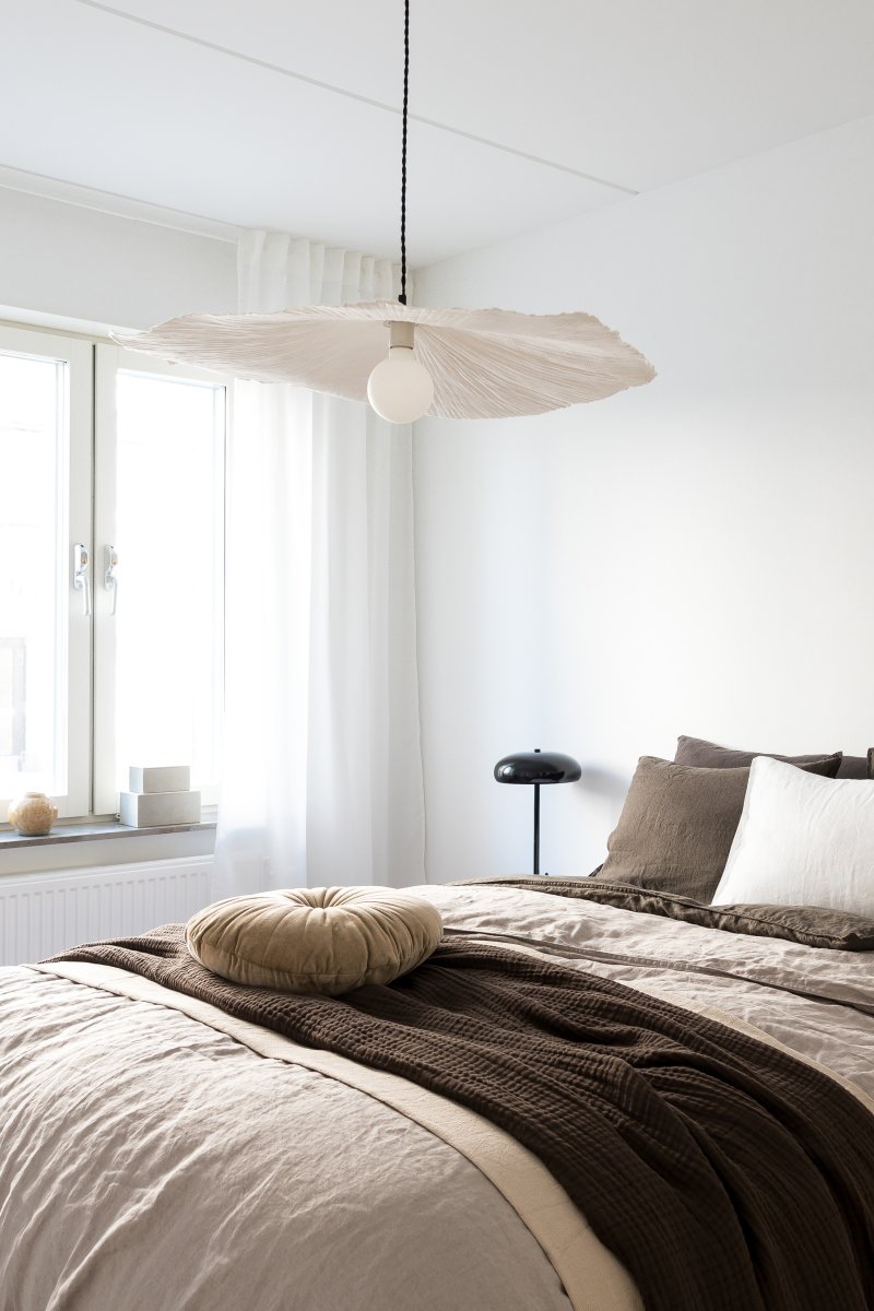 Tropez Ø82 Blanc suspension De Globen Lighting - La lampe est équipée d'un câble textile torsadé de 120 cm de long et d'une douille de plafond.