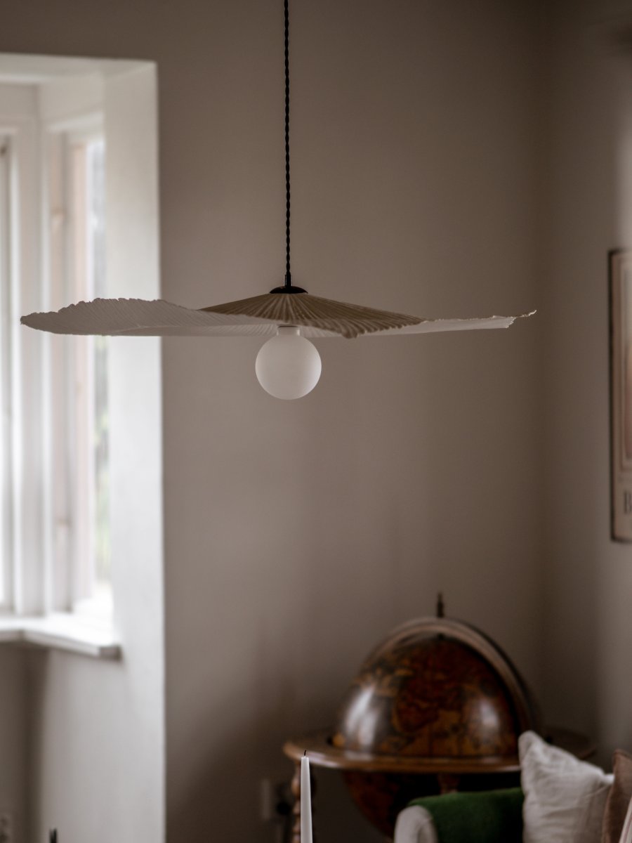 Tropez Ø82 Blanc suspension De Globen Lighting - La lampe est équipée d'un câble textile torsadé de 120 cm de long et d'une douille de plafond.