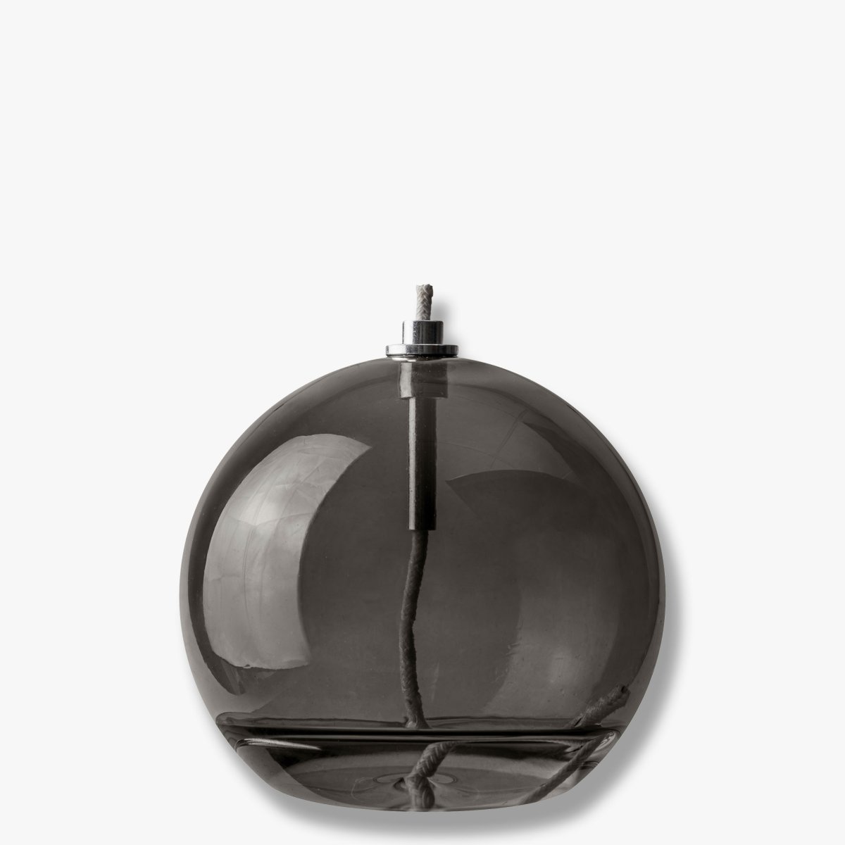 Lampe À Huile Aura Moyen Couleur fumée De Mette Ditmer - Dess eleganta design och r&ouml;kf&auml;rgade glas sprider ett mjukt, varmt ljus som ger en lugn och mysig k&auml;nsla.