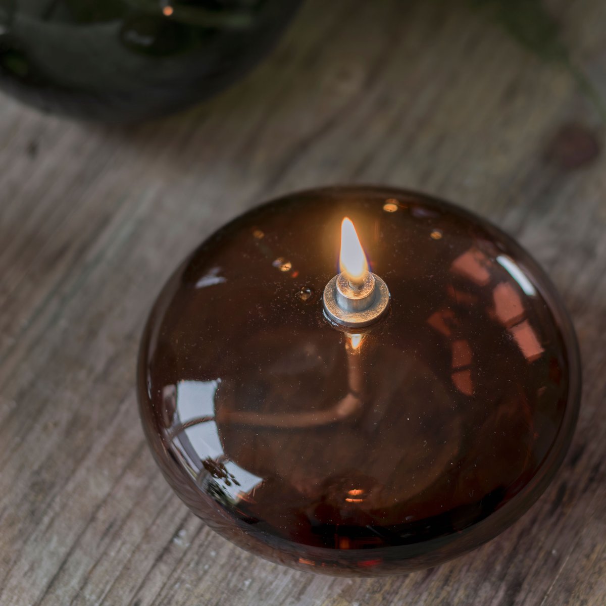 Lampe À Huile Aura Petit Brun De Mette Ditmer - Den djupa bruna f&auml;rgen ger en st&auml;mningsfull k&auml;nsla, och n&auml;r l&aring;gan t&auml;nds sprider lampan ett mjukt, varmt ljus som skapar en avkopplande atmosf&auml;r.