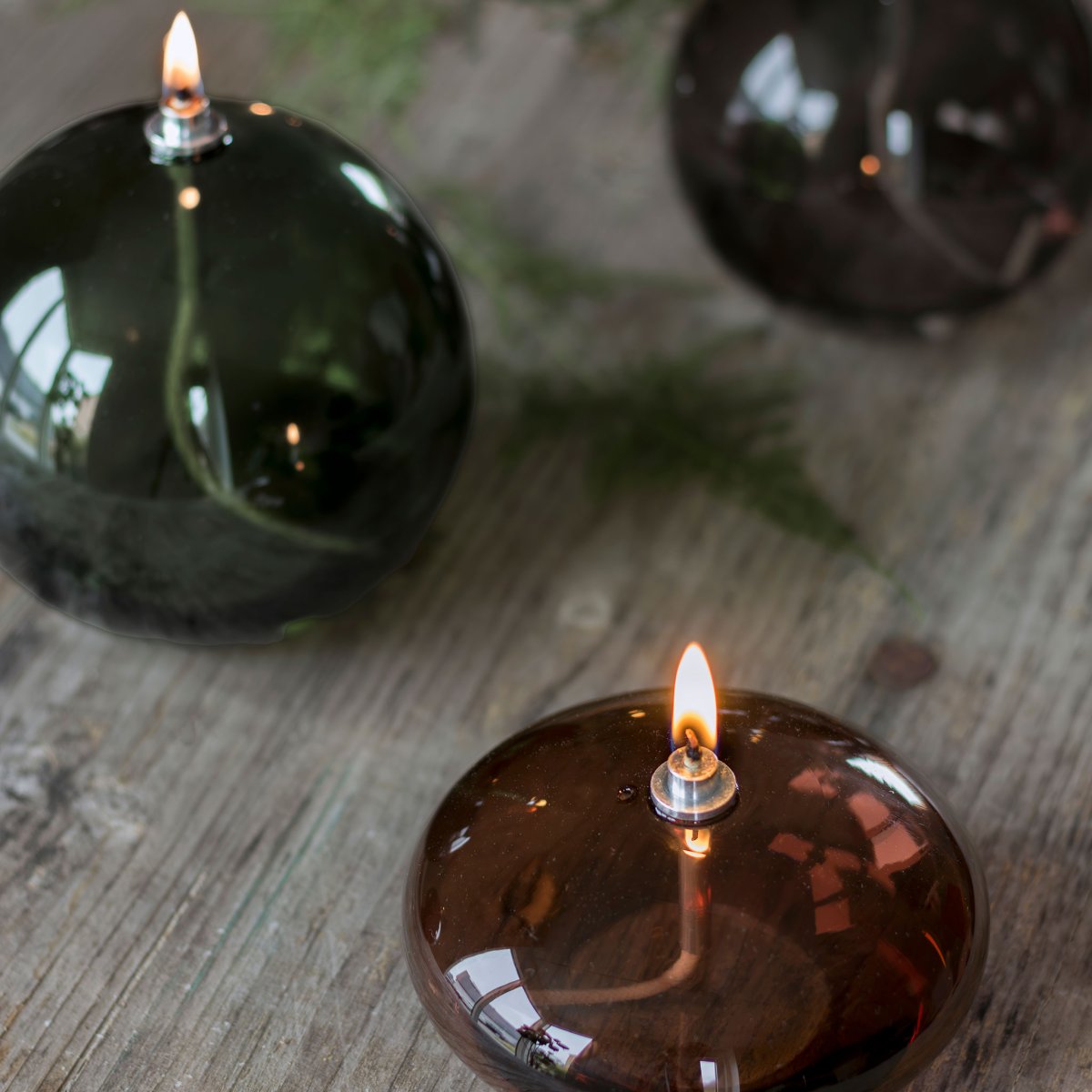 Lampe À Huile Aura Petit Brun De Mette Ditmer - Den djupa bruna f&auml;rgen ger en st&auml;mningsfull k&auml;nsla, och n&auml;r l&aring;gan t&auml;nds sprider lampan ett mjukt, varmt ljus som skapar en avkopplande atmosf&auml;r.