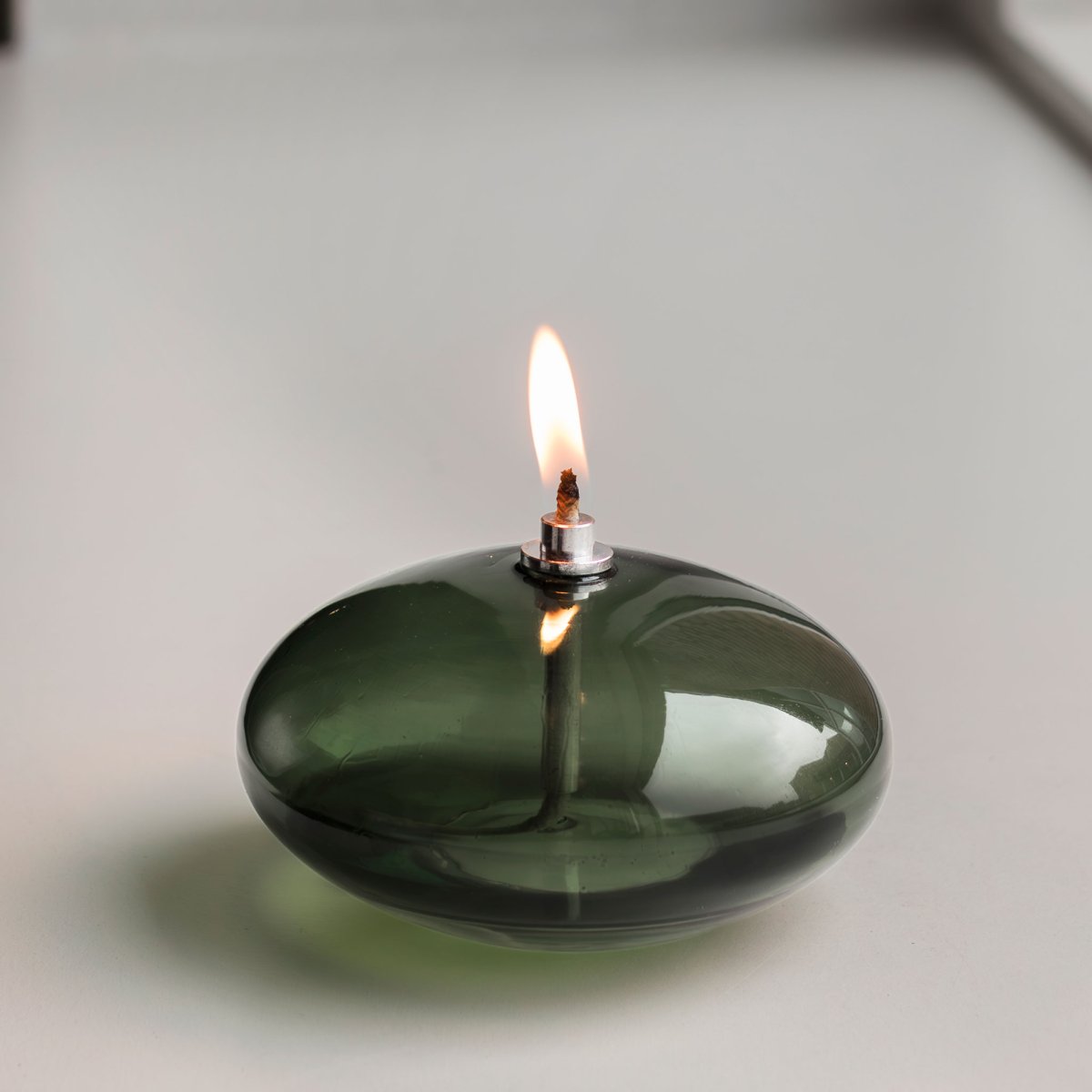 Lampe À Huile Aura Petit Vert foncé De Mette Ditmer - Den djupgr&ouml;na f&auml;rgen ger en st&auml;mningsfull k&auml;nsla, och n&auml;r l&aring;gan t&auml;nds sprider lampan ett mjukt, varmt ljus som skapar en avkopplande atmosf&auml;r.