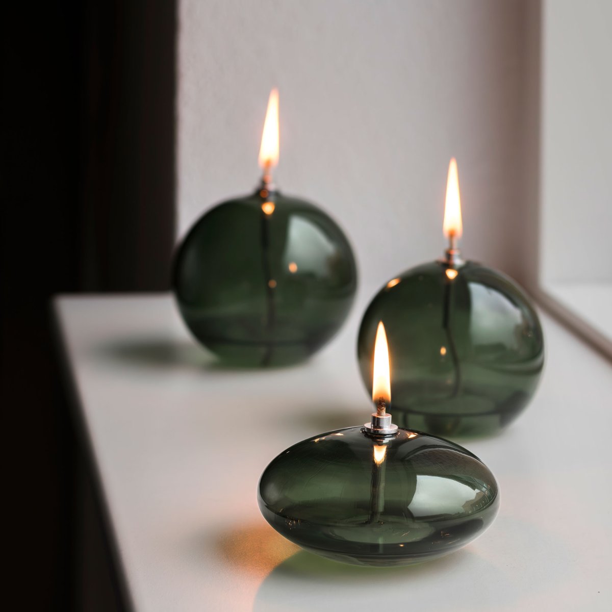 Lampe À Huile Aura Petit Vert foncé De Mette Ditmer - Den djupgr&ouml;na f&auml;rgen ger en st&auml;mningsfull k&auml;nsla, och n&auml;r l&aring;gan t&auml;nds sprider lampan ett mjukt, varmt ljus som skapar en avkopplande atmosf&auml;r.