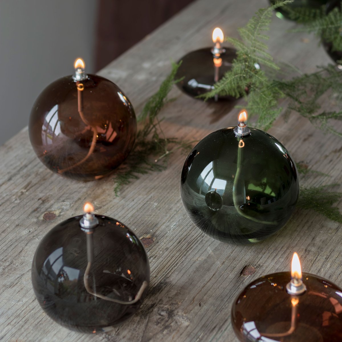 Lampe À Huile Aura Moyen Brun De Mette Ditmer - Perfekt p&aring; ett bord, en byr&aring; eller en f&ouml;nsterbr&auml;da.