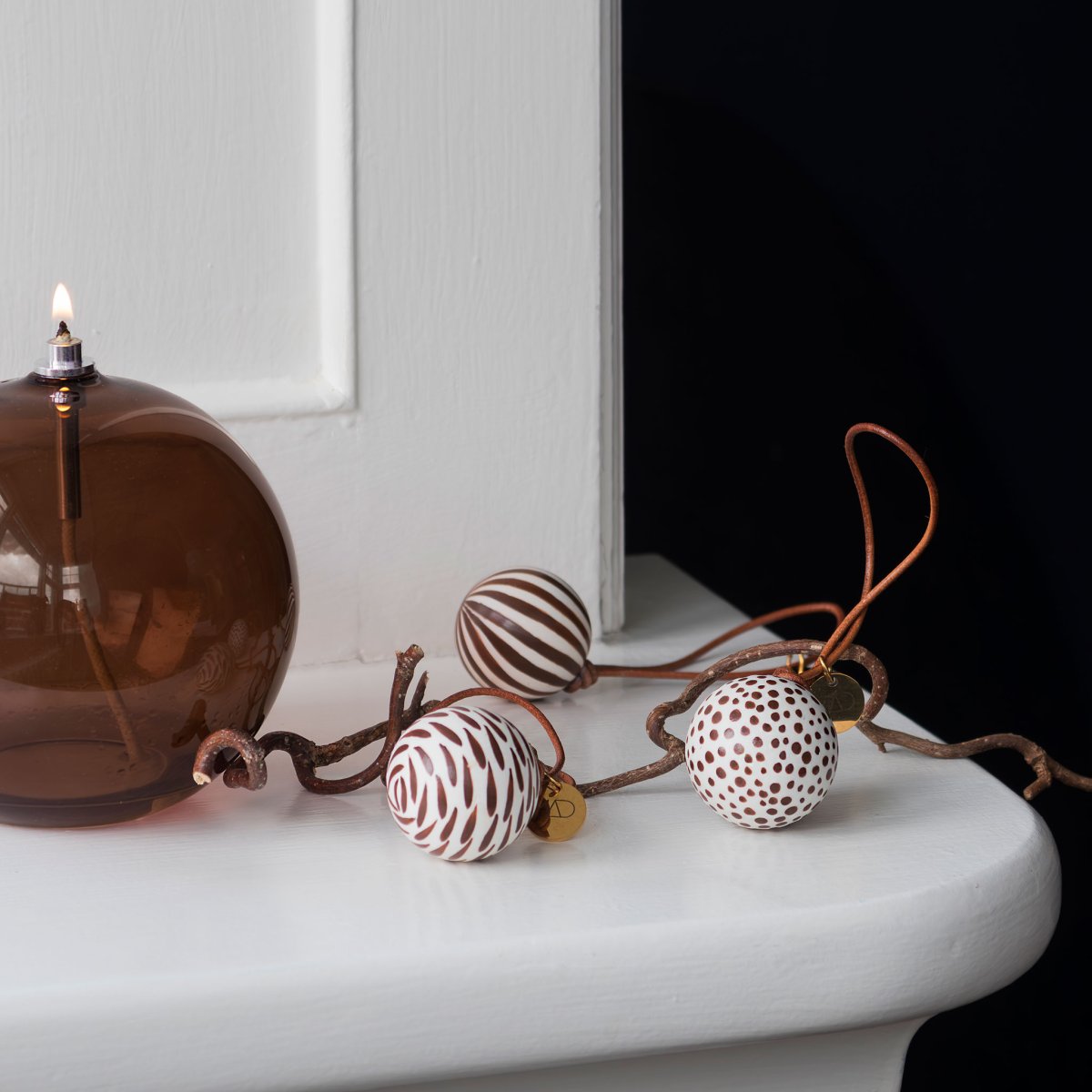 Lampe À Huile Aura Grand Brun De Mette Ditmer - Perfekt p&aring; ett bord, en byr&aring; eller en f&ouml;nsterbr&auml;da.