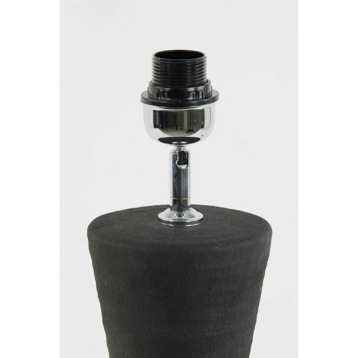 Ayla 50cm Noir pied de lampe De Light & Living - Sa forme sculpturale unique et sa finition noire en font une pièce maîtresse dans votre intérieur.