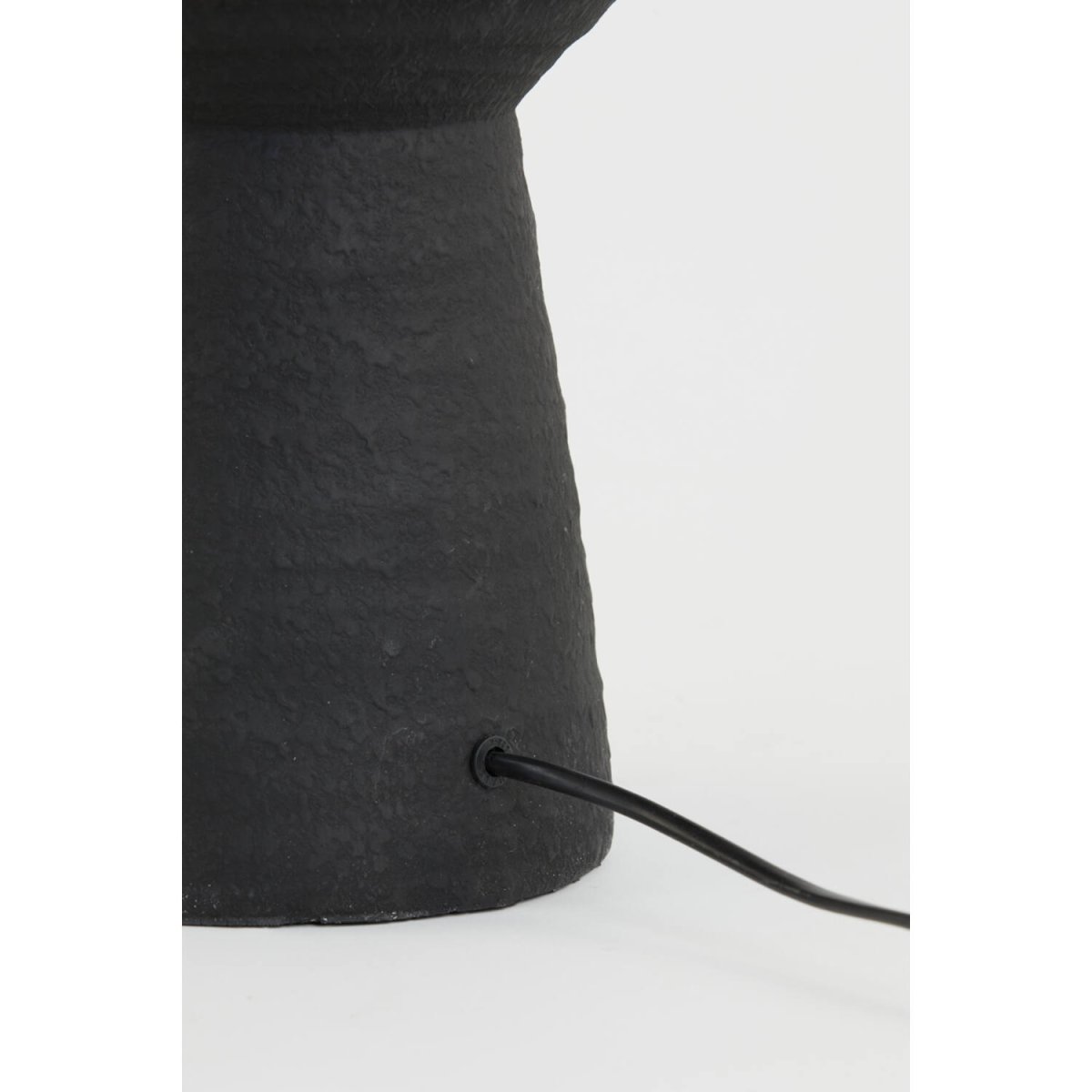 Ayla 50cm Noir pied de lampe De Light & Living - Sa forme sculpturale unique et sa finition noire en font une pièce maîtresse dans votre intérieur.