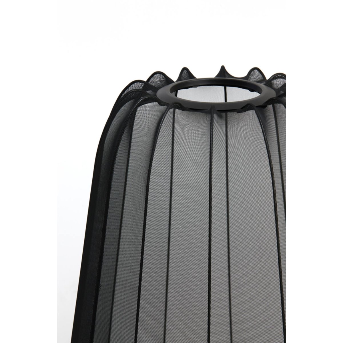 Plumeria Noir lampadaire De Light & Living - Il est recommandé de le placer dans le salon, car il fournit non seulement un éclairage chaleureux mais représente également un détail intérieur élégant.