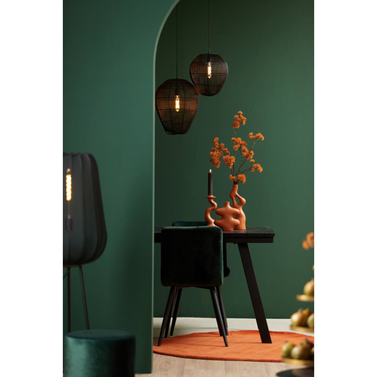 Plumeria Noir lampadaire De Light & Living - Il est recommandé de le placer dans le salon, car il fournit non seulement un éclairage chaleureux mais représente également un détail intérieur élégant.