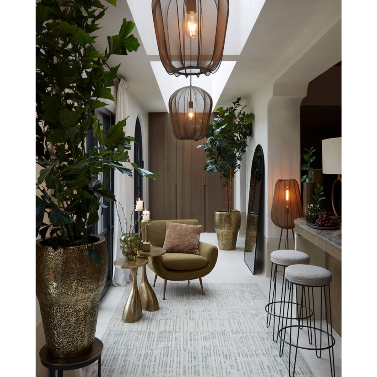 Plumeria Vert foncé lampadaire De Light & Living - Il est recommandé de le placer dans le salon, car il fournit non seulement un éclairage chaleureux mais représente également un détail intérieur élégant.