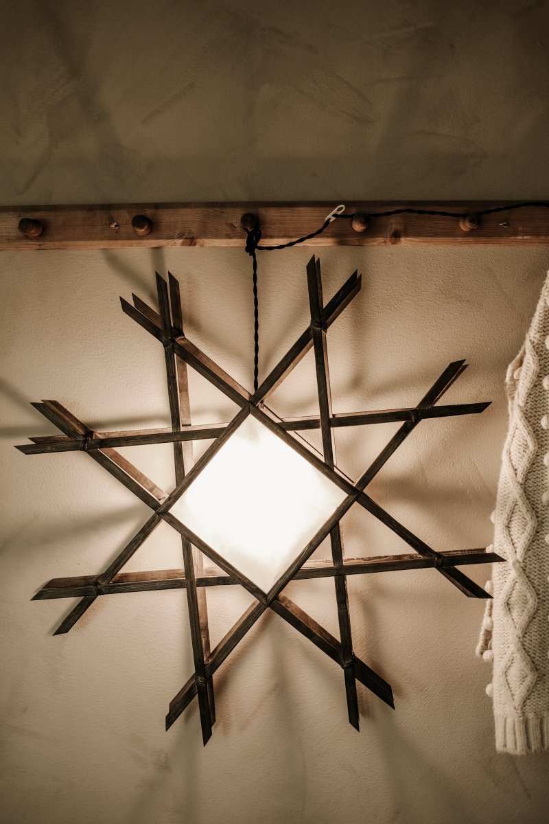 Lea Ø70 Brun De Globen Lighting - La lampe est faite &agrave; la main et a un aspect traditionnel avec des &eacute;l&eacute;ments de Japandi.