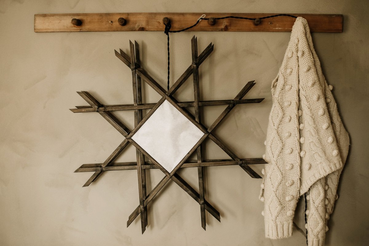 Lea Ø70 Brun De Globen Lighting - La lampe est faite &agrave; la main et a un aspect traditionnel avec des &eacute;l&eacute;ments de Japandi.