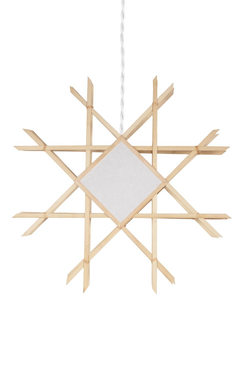 Lea Ø70 Nature De Globen Lighting - La lampe est faite &agrave; la main et a un aspect traditionnel avec des &eacute;l&eacute;ments de Japandi.