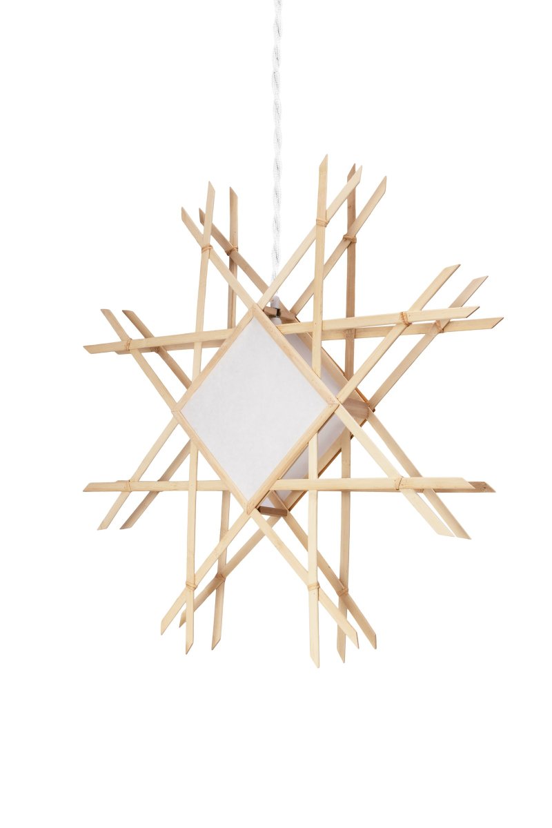 Lea Ø70 Nature De Globen Lighting - La lampe est faite &agrave; la main et a un aspect traditionnel avec des &eacute;l&eacute;ments de Japandi.