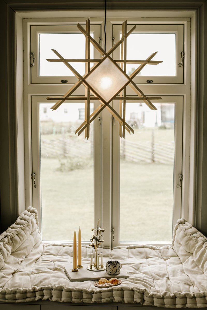 Lea Ø70 Nature De Globen Lighting - La lampe est faite &agrave; la main et a un aspect traditionnel avec des &eacute;l&eacute;ments de Japandi.