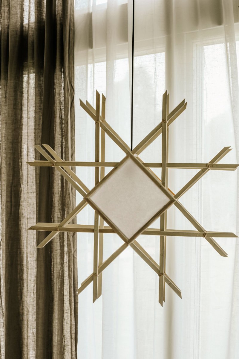 Lea Ø70 Nature De Globen Lighting - La lampe est faite &agrave; la main et a un aspect traditionnel avec des &eacute;l&eacute;ments de Japandi.