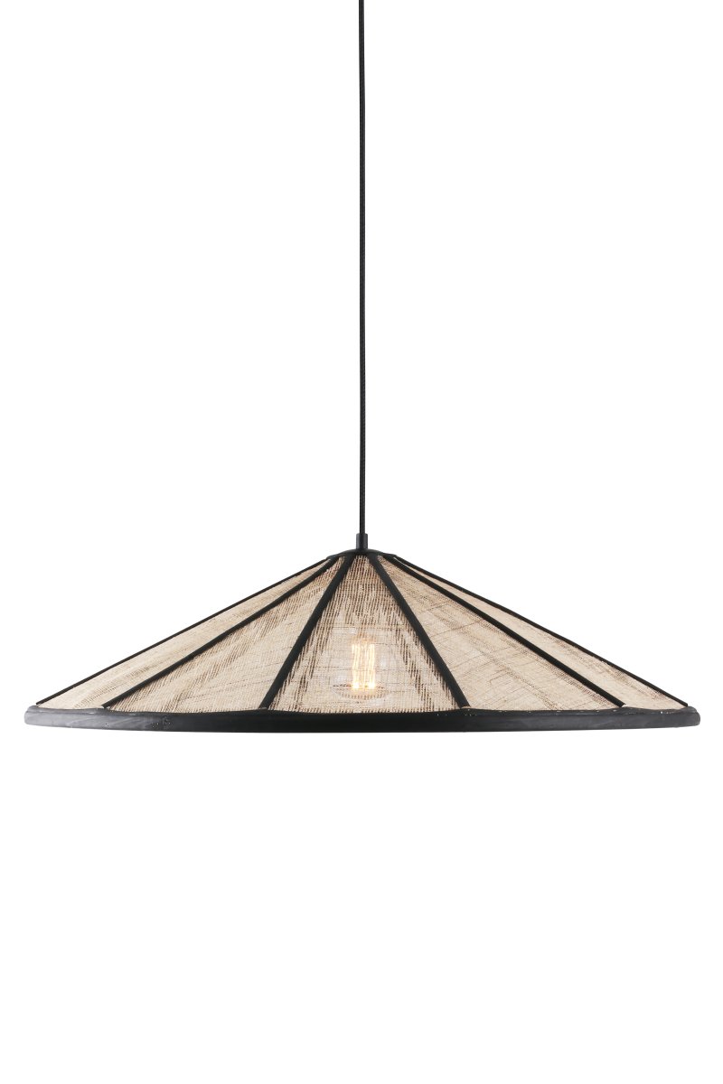 Akira Ø70 Nature/noir suspension De Globen Lighting - Il est &eacute;quip&eacute; d'un c&acirc;ble textile noir de 120 cm et d'une douille de plafond en plastique noir.