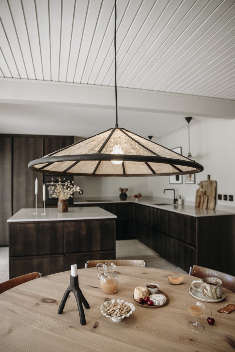 Akira Ø70 Nature/noir suspension De Globen Lighting - Il est &eacute;quip&eacute; d'un c&acirc;ble textile noir de 120 cm et d'une douille de plafond en plastique noir.
