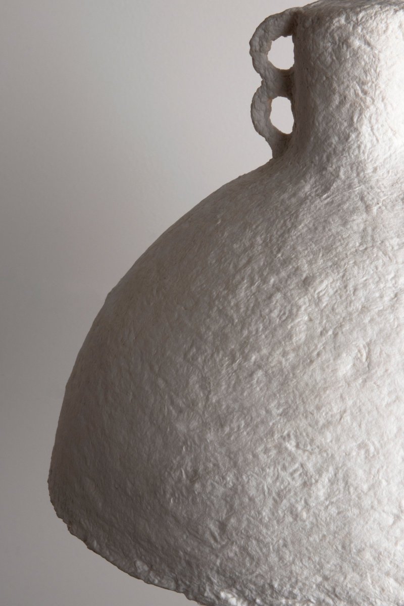 Maché Ø50 Blanc suspension De Globen Lighting - Cette lampe est fabriqu&eacute;e &agrave; la main &agrave; partir de papier, ce qui signifie qu'elle peut diff&eacute;rer en forme/structure de nos images de produits&nbsp;; chaque lampe est unique.