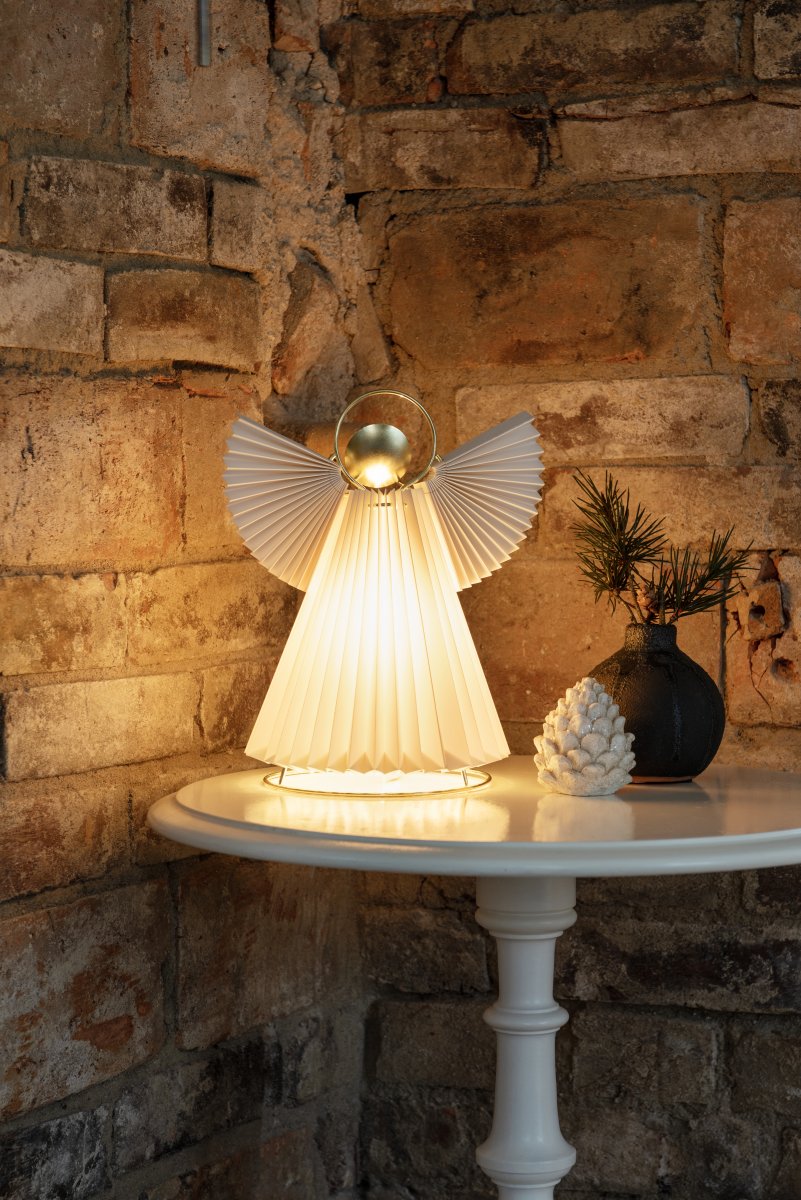 Ange En Papier 26cm Blanc De Konstsmide - D'une hauteur de 26 cm, cet ange est une ravissante d&eacute;coration de No&euml;l pour une table d'appoint, une fen&ecirc;tre ou un bureau.