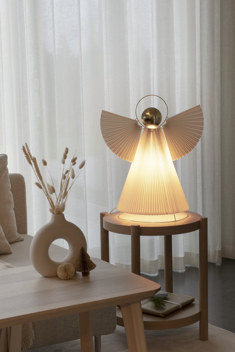 Ange En Papier 54cm Blanc De Konstsmide - D'une hauteur de 54 cm, cet ange est une ravissante d&eacute;coration de No&euml;l pour une table d'appoint, une fen&ecirc;tre ou un bureau.