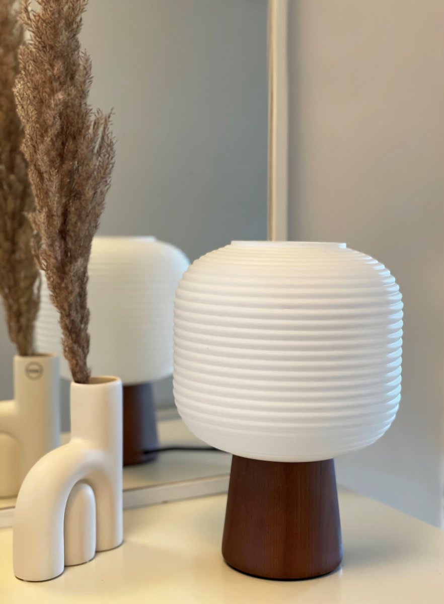 Aura 30cm Tache brune lampe de table De Aneta Lighting - Aura est une lampe de table facile à placer avec un design moderne doté d'une base en forme de bloc et d'un abat-jour en verre blanc opale nervuré.