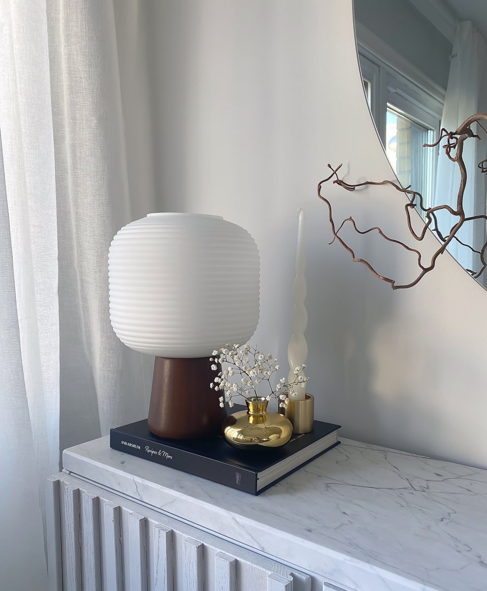 Aura 30cm Tache brune lampe de table De Aneta Lighting - Aura est une lampe de table facile à placer avec un design moderne doté d'une base en forme de bloc et d'un abat-jour en verre blanc opale nervuré.