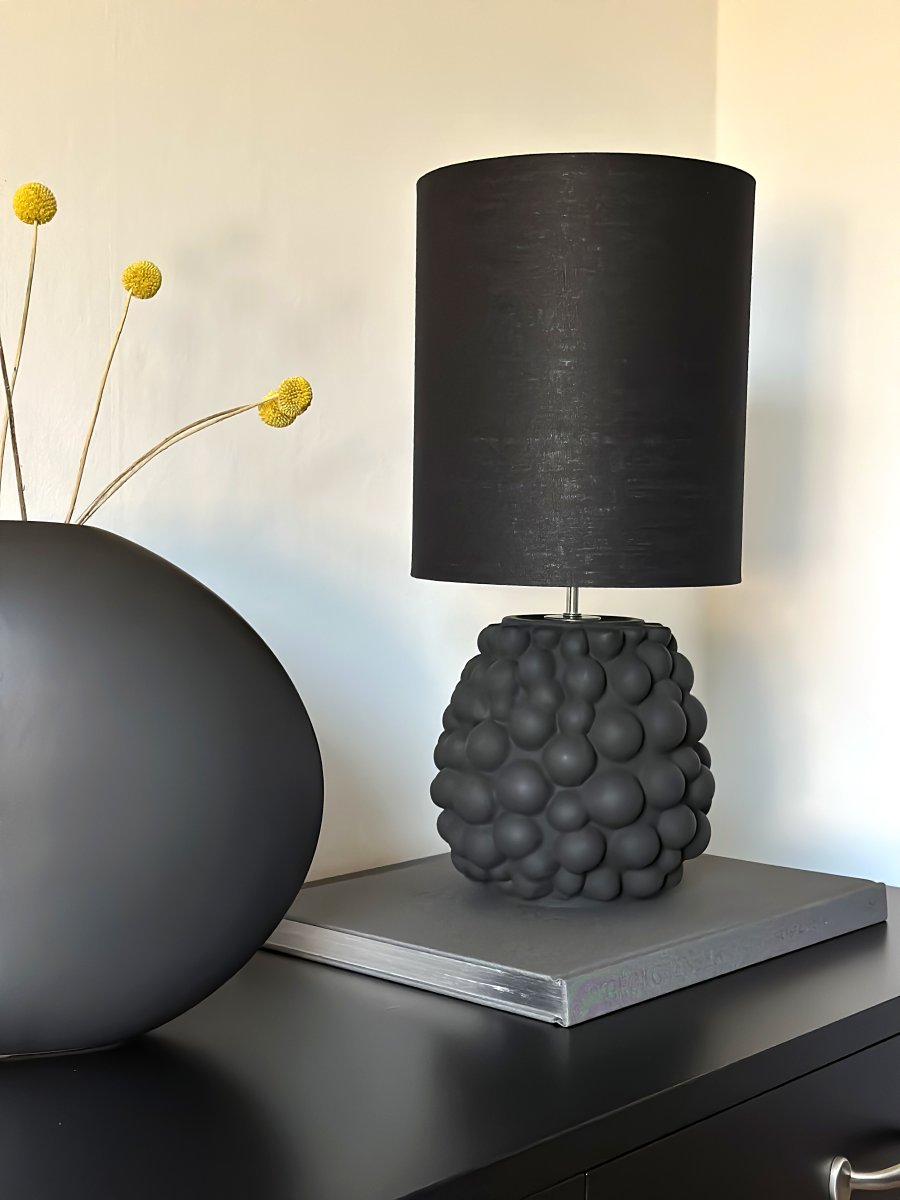 Bubbles 48cm Noir lampe de table De Aneta Lighting - La lampe de table passionnante "Bubbles" a une base de lampe en verre unique avec une texture de bulles de formes différentes.