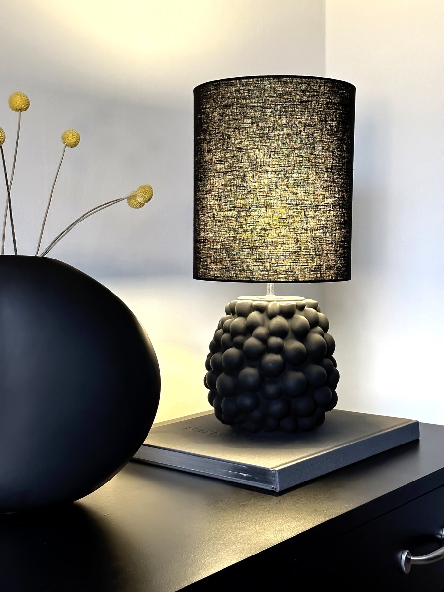 Bubbles 48cm Noir lampe de table De Aneta Lighting - La lampe de table passionnante "Bubbles" a une base de lampe en verre unique avec une texture de bulles de formes différentes.