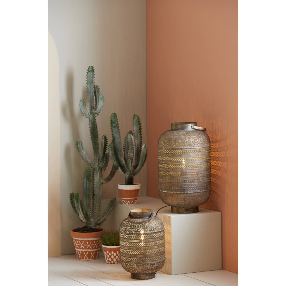 Udupi 45cm Bronze lampe de table De Light & Living - Créez une atmosphère chaleureuse et accueillante avec Udupi, une lampe élégante en finition bronze.