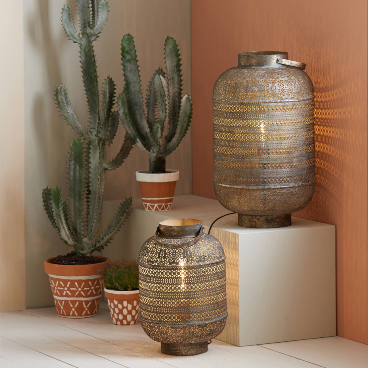 Udupi 62cm Bronze lampe de table De Light & Living - Cr&eacute;ez une atmosph&egrave;re chaleureuse et accueillante avec Udupi, une lampe &eacute;l&eacute;gante en finition bronze.
