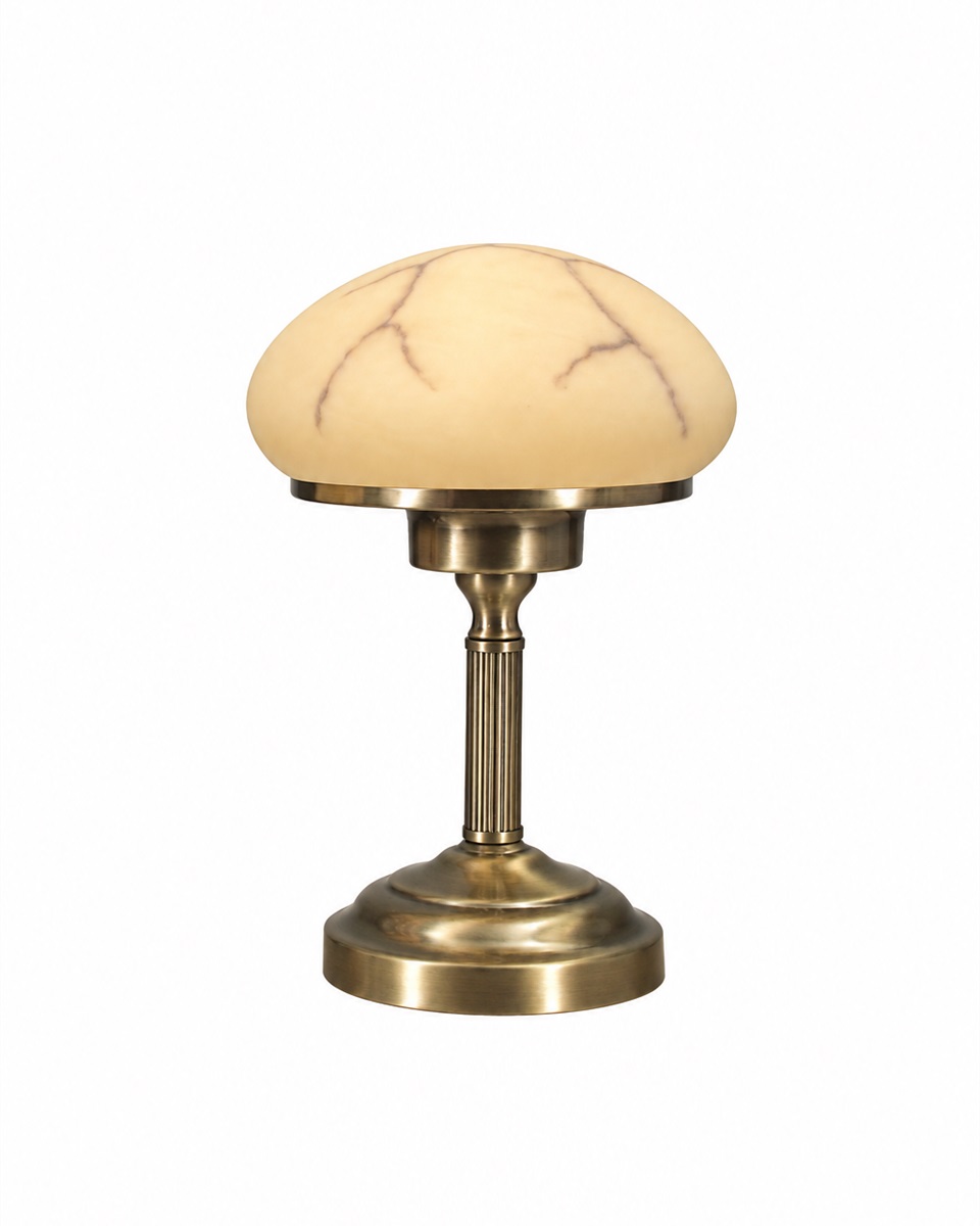 August 28cm Laiton antique lampe de table De Aneta Lighting - Avec son design classique en m&eacute;tal antique et son bel abat-jour semblable &agrave; de l'alb&acirc;tre, il &eacute;met une lumi&egrave;re chaude et agr&eacute;able qui cr&eacute;e une atmosph&egrave;re accueillante dans n'importe quelle pi&egrave;ce.