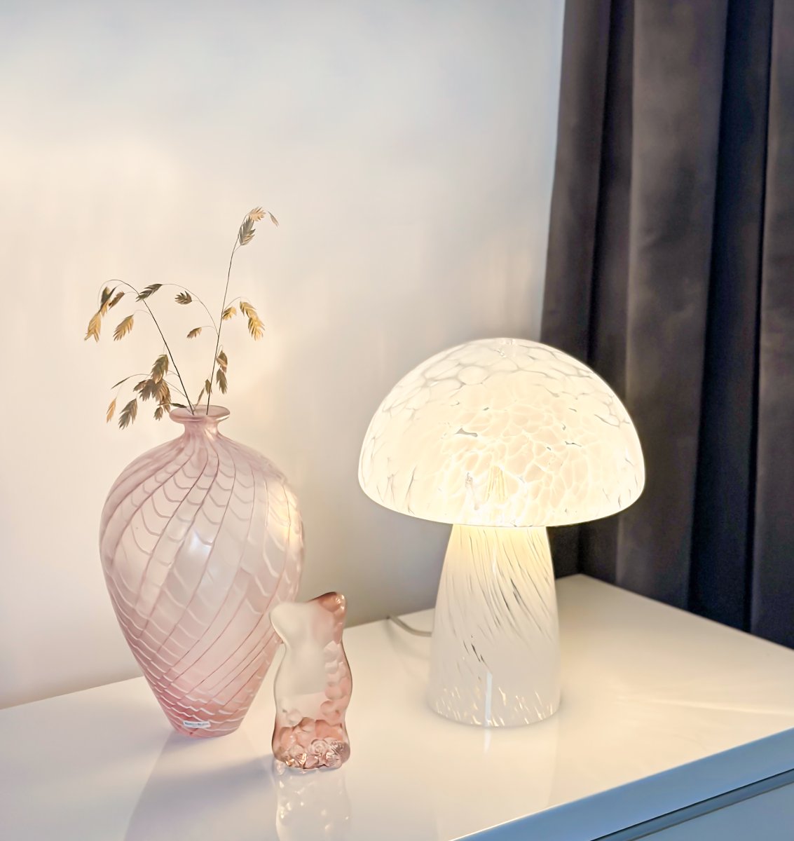 Mushi 30cm Blanc lampe de table De Aneta Lighting - Mushi est une lampe champignon en verre tendance avec un motif unique de points blancs, donnant à chaque lampe un design unique.