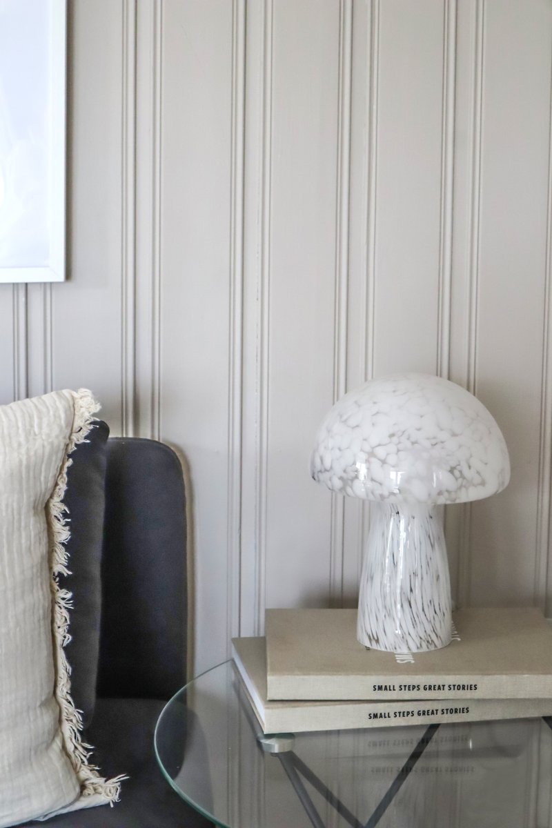 Mushi 30cm Blanc lampe de table De Aneta Lighting - Mushi est une lampe champignon en verre tendance avec un motif unique de points blancs, donnant à chaque lampe un design unique.