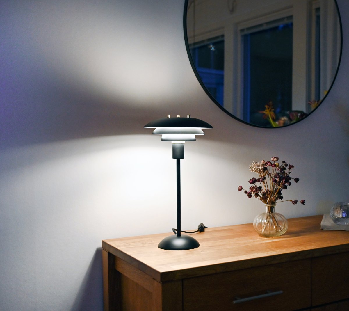 Epsilon 37cm Noir lampe de table De Aneta Lighting - EPSILON est une lampe de table moderne en métal.