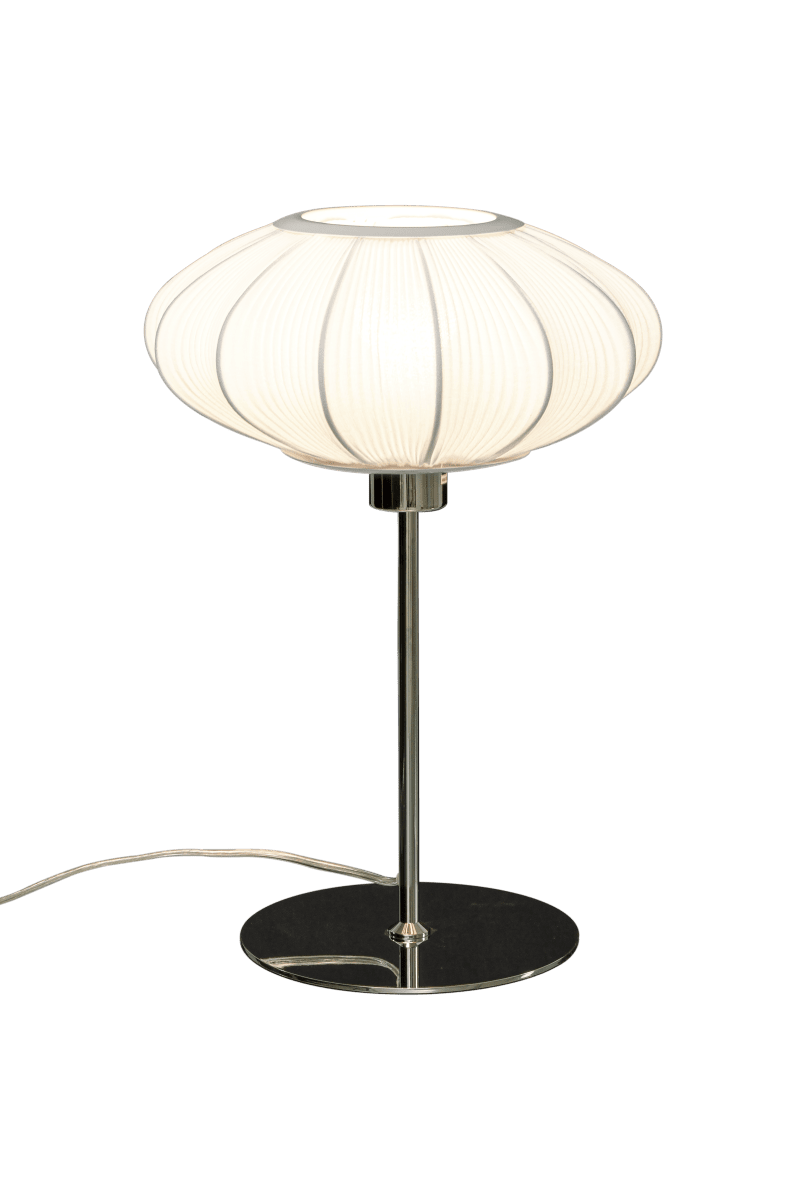Mamsell 45cm Chrome lampe de table De Aneta Lighting - La lampe de table Mamsell est recouverte d'un tissu extensible finement plissé, qui fournit une lumière agréable et légèrement tamisée.
