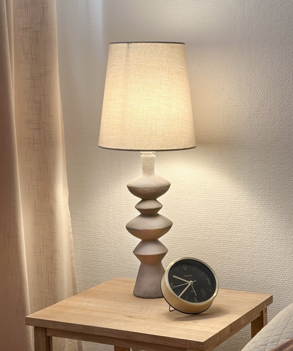 Nina 54cm Gris lampe de table De Aneta Lighting - La lampe de table moderniste Nina avec ses formes intéressantes sera un détail facile à placer et magnifique dans votre maison.
