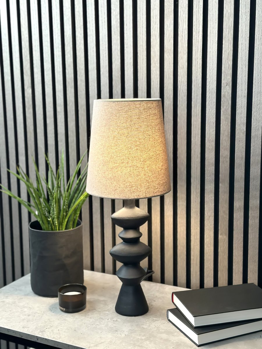 Nina 54cm Noir lampe de table De Aneta Lighting - La lampe de table moderniste Nina avec ses formes intéressantes sera un détail facile à placer et magnifique dans votre maison.